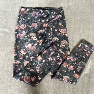 Lululemon size 8 floral midrise ankle length leggings - like new